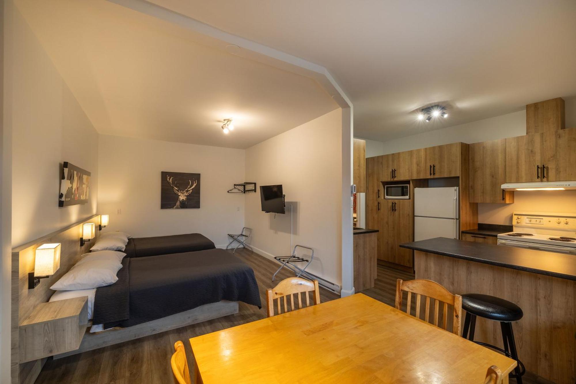 Motel Et Condo Chez Charley Sainte-Anne-de-Beaupré Kültér fotó
