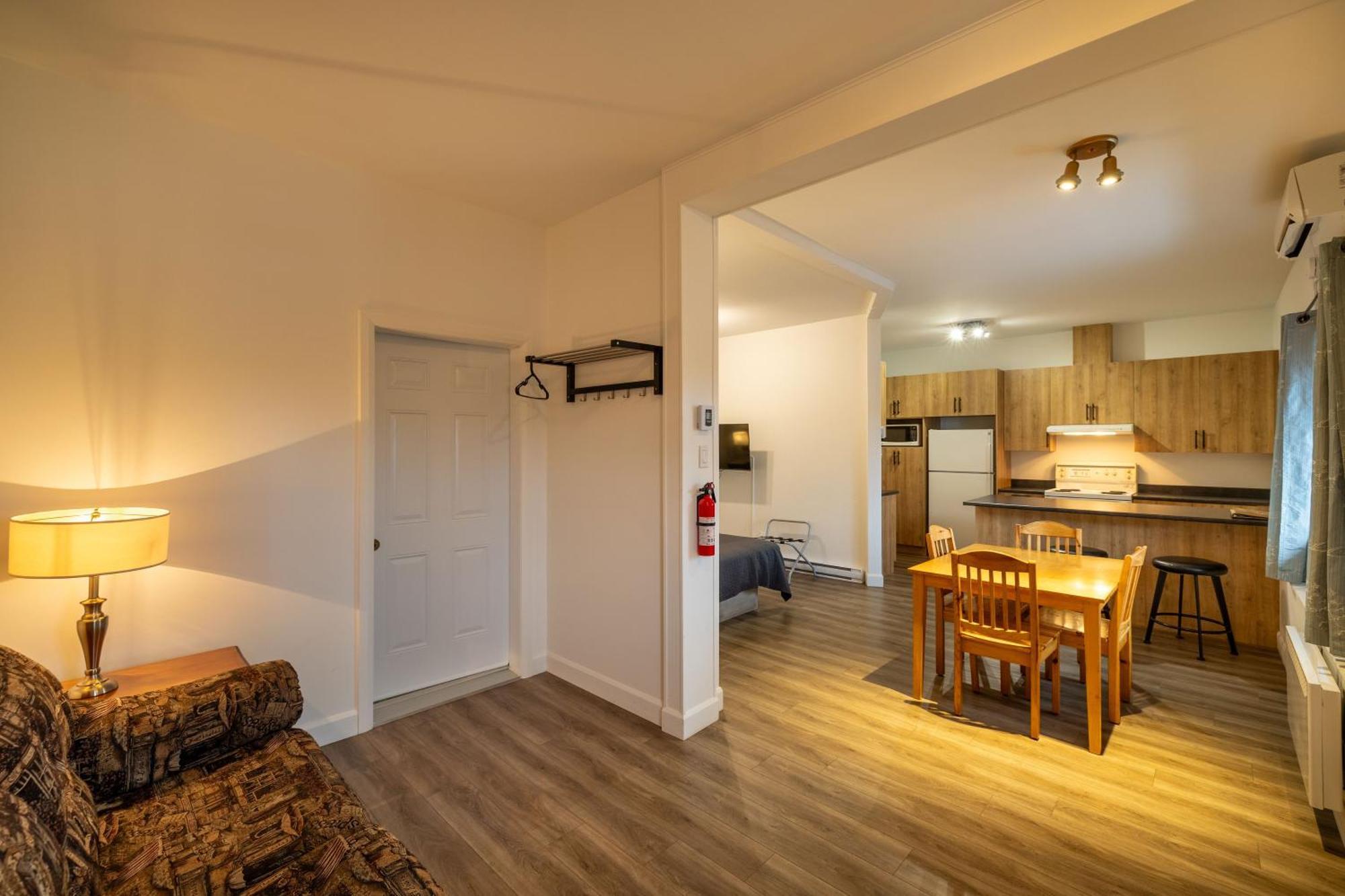 Motel Et Condo Chez Charley Sainte-Anne-de-Beaupré Kültér fotó