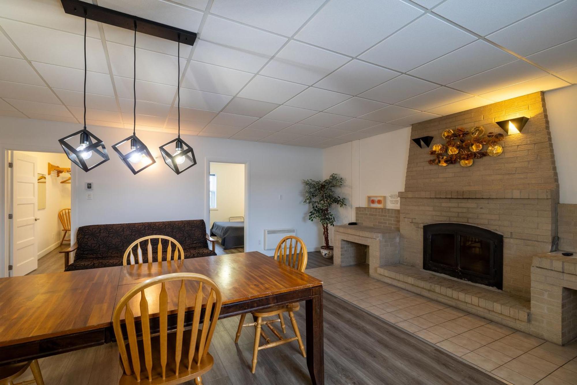 Motel Et Condo Chez Charley Sainte-Anne-de-Beaupré Kültér fotó